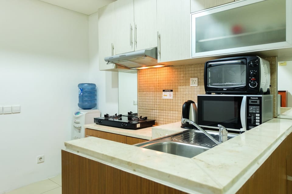 Room | Private kitchenette | Fridge, stovetop, cookware/dishes/utensils