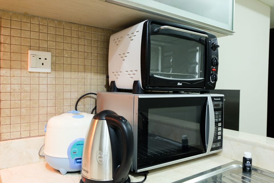 Room | Private kitchenette | Fridge, stovetop, cookware/dishes/utensils