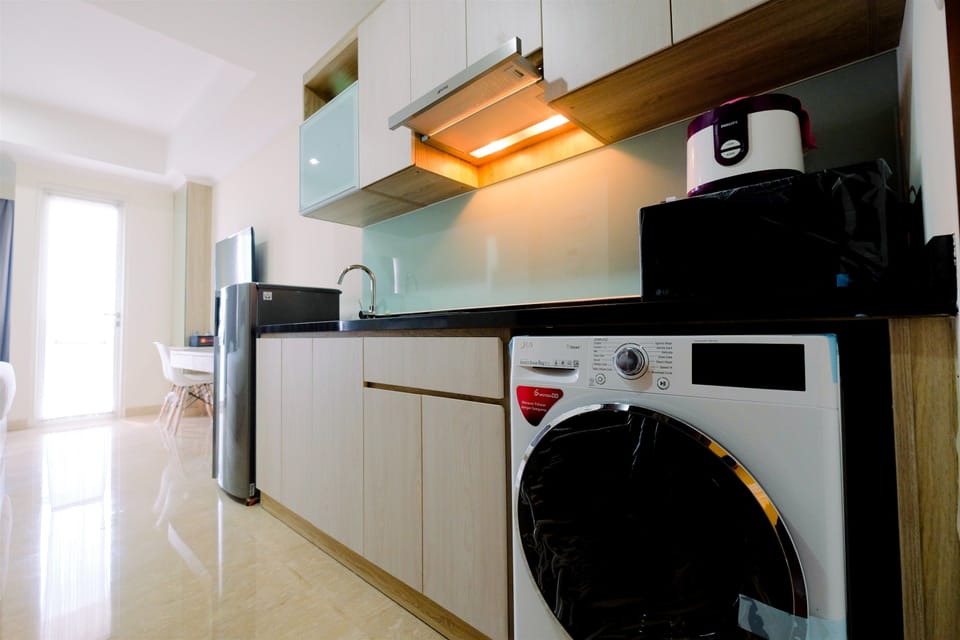 Room | Private kitchenette | Fridge, stovetop, electric kettle, cookware/dishes/utensils