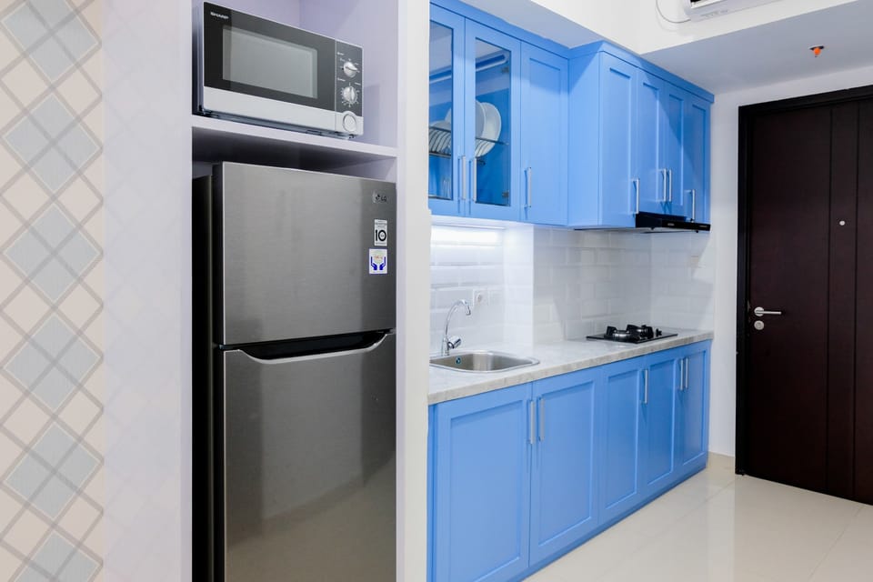 Room | Private kitchenette | Fridge, stovetop, cookware/dishes/utensils