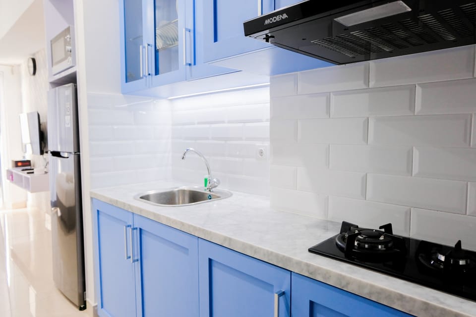 Room | Private kitchenette | Fridge, stovetop, cookware/dishes/utensils