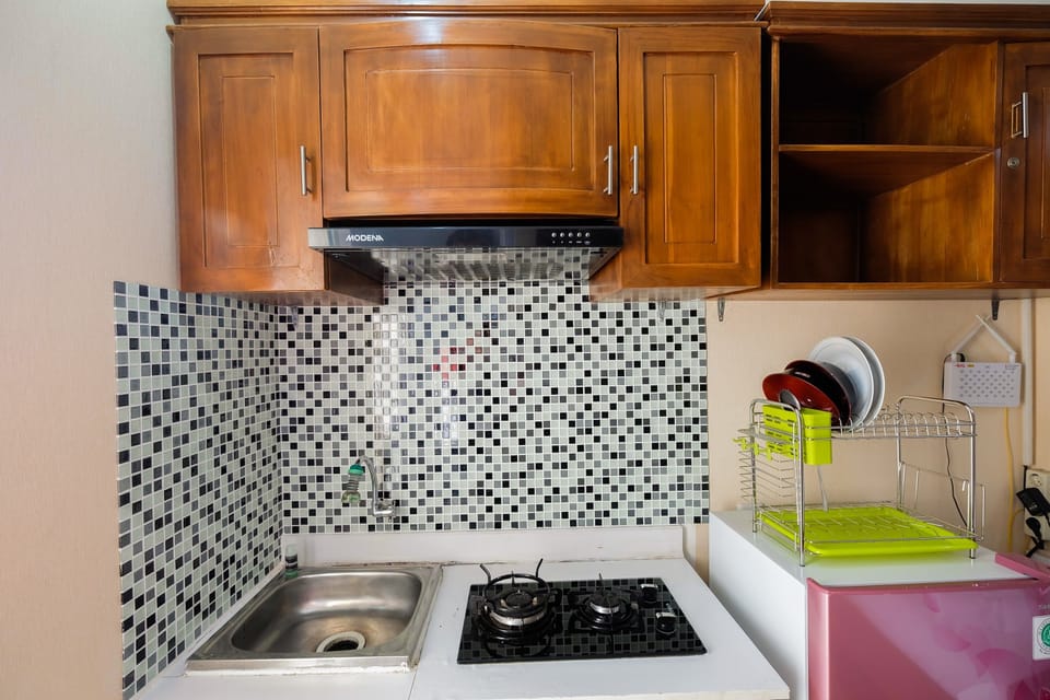 Room | Private kitchenette | Fridge, stovetop, cookware/dishes/utensils