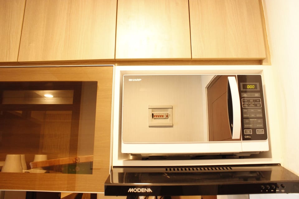Room | Private kitchenette | Fridge, microwave, stovetop, electric kettle