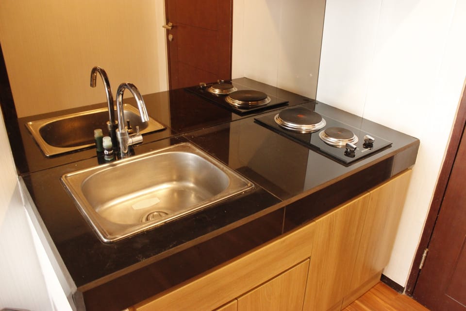Room | Private kitchenette | Fridge, microwave, stovetop, electric kettle