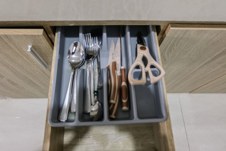 Room | Private kitchenette | Fridge, stovetop, cookware/dishes/utensils