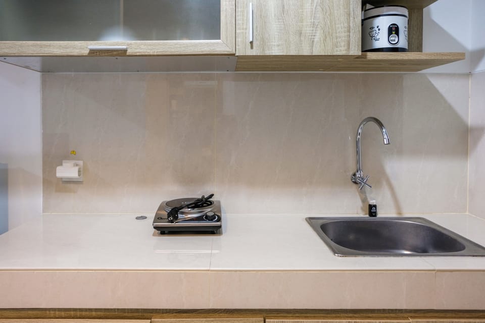 Room | Private kitchenette | Fridge, stovetop, cookware/dishes/utensils