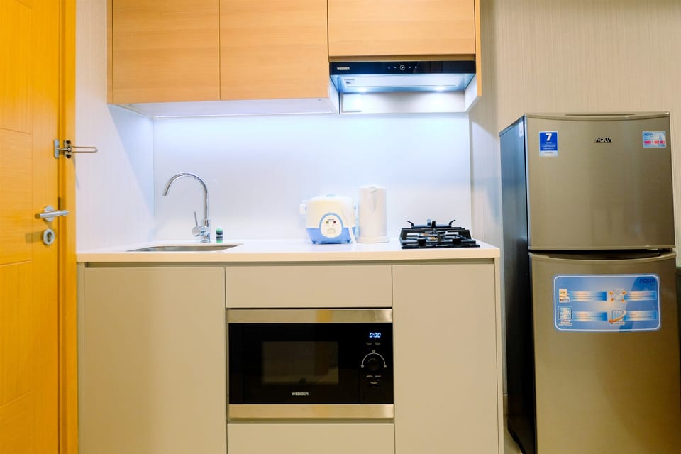 Room | Shared kitchen | Fridge, stovetop, cookware/dishes/utensils