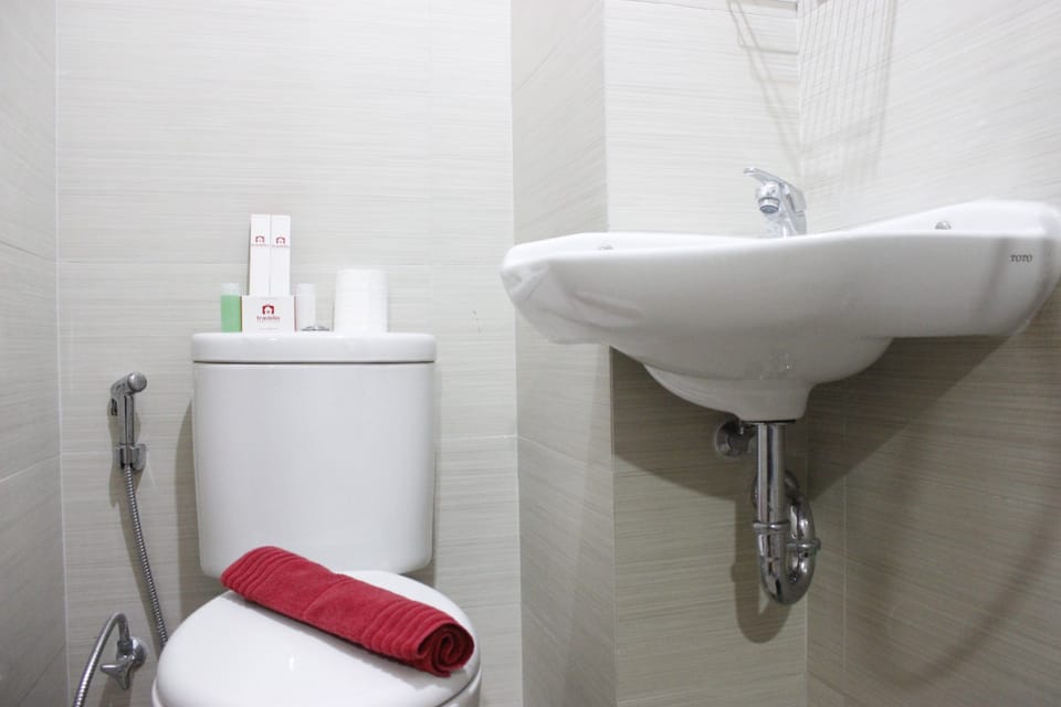 Room | Bathroom | Shower, free toiletries, towels
