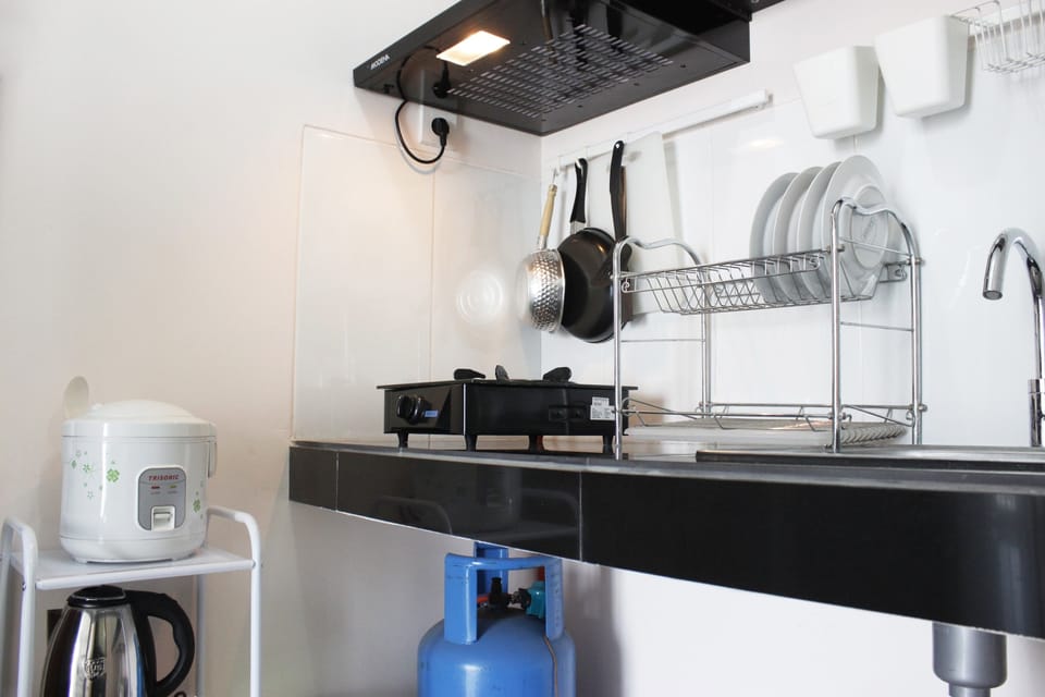 Room | Private kitchenette | Fridge, stovetop, cookware/dishes/utensils