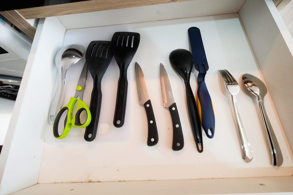 Room | Private kitchenette | Fridge, stovetop, electric kettle, cookware/dishes/utensils
