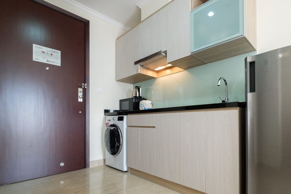 Room | Private kitchenette | Fridge, stovetop, electric kettle, cookware/dishes/utensils