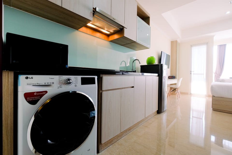 Room | Private kitchen | Fridge, microwave, stovetop, cookware/dishes/utensils