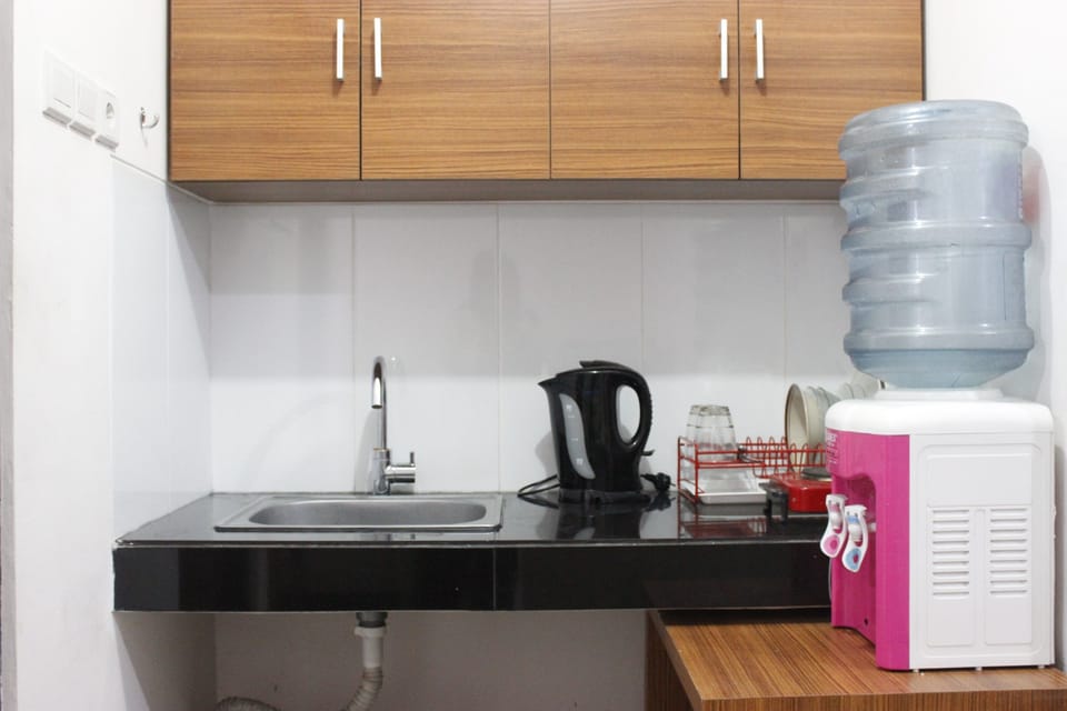 Room | Private kitchenette | Fridge, stovetop, cookware/dishes/utensils
