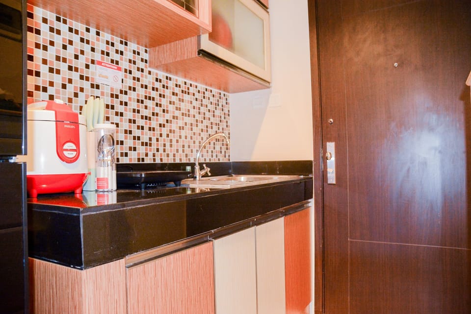 Room | Private kitchenette | Fridge, stovetop, cookware/dishes/utensils