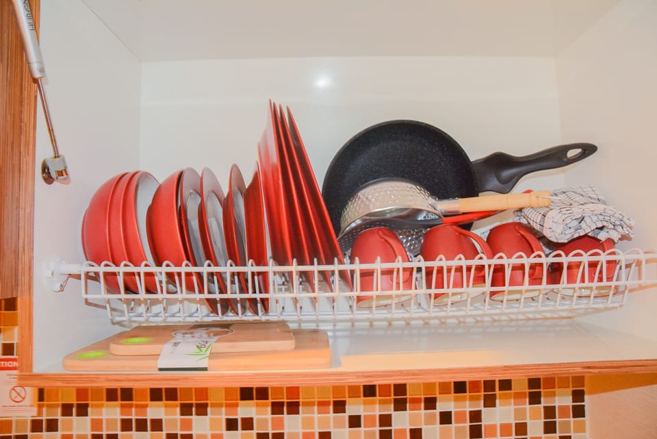 Room | Private kitchenette | Fridge, stovetop, cookware/dishes/utensils