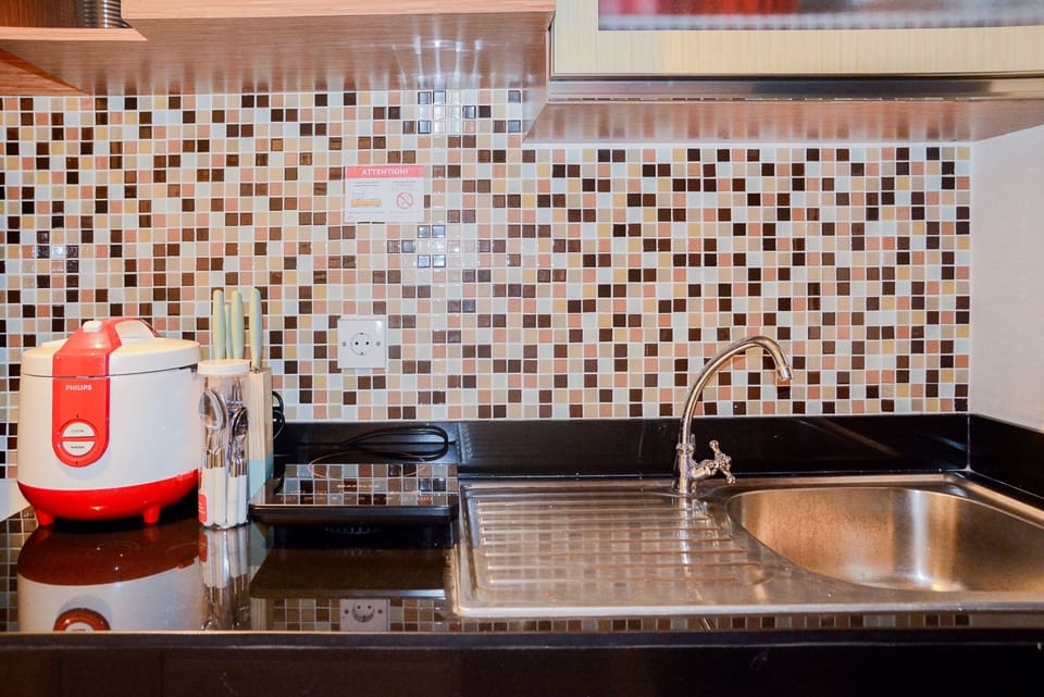 Room | Private kitchenette | Fridge, stovetop, cookware/dishes/utensils