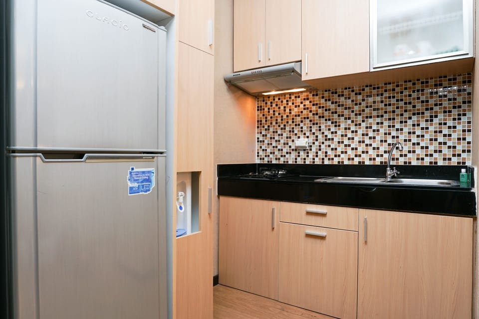 Room | Private kitchenette | Fridge, stovetop, electric kettle, cookware/dishes/utensils