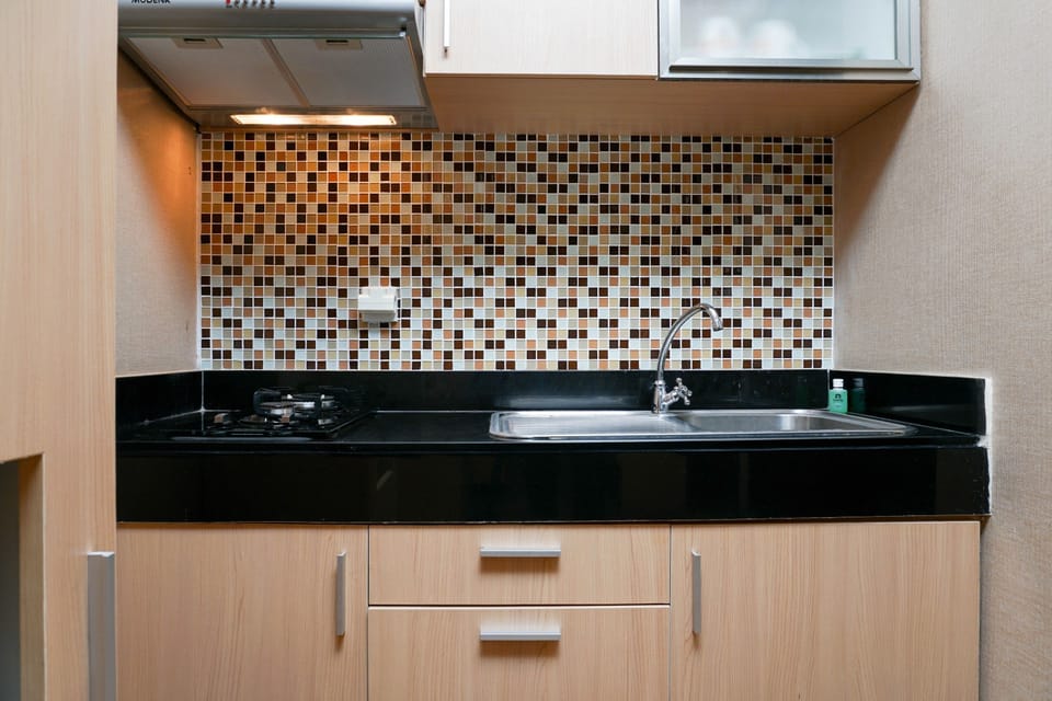 Room | Private kitchenette | Fridge, stovetop, electric kettle, cookware/dishes/utensils