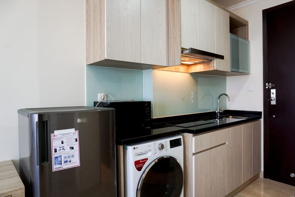 Room | Private kitchenette | Fridge, microwave, stovetop, cookware/dishes/utensils