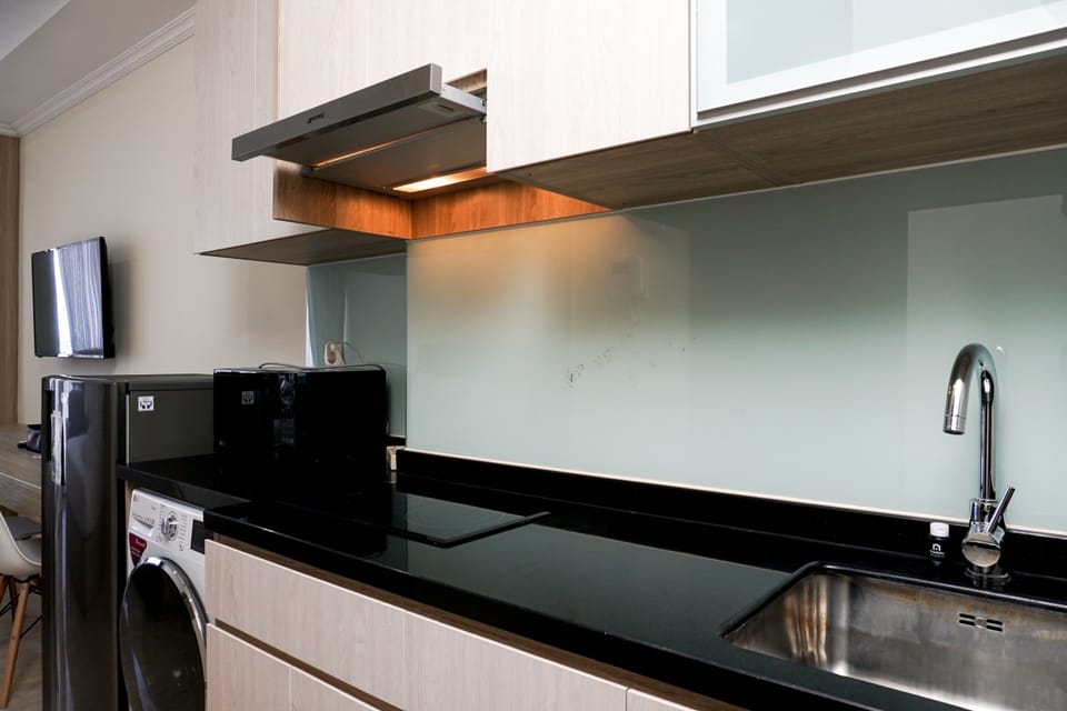 Room | Private kitchenette | Fridge, microwave, stovetop, cookware/dishes/utensils