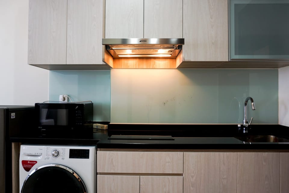 Room | Private kitchenette | Fridge, microwave, stovetop, cookware/dishes/utensils
