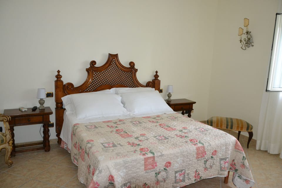Comfort Triple Room | Desk, iron/ironing board (on request), WiFi (free), bed sheets