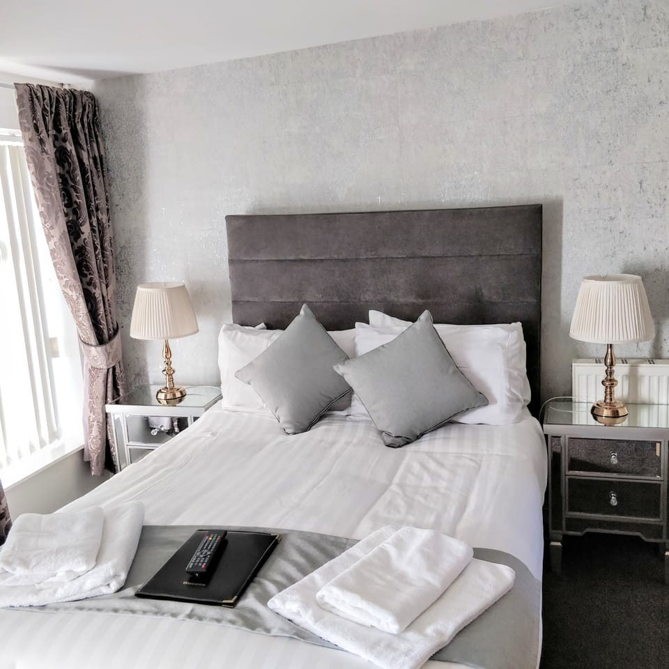 Standard Triple Room, Ensuite | Desk, soundproofing, iron/ironing board, free WiFi