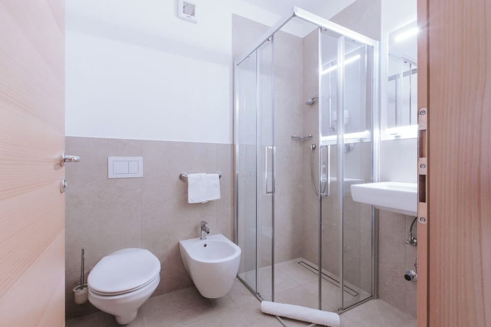 Economy Double Room | Bathroom | Shower, rainfall showerhead, free toiletries, hair dryer