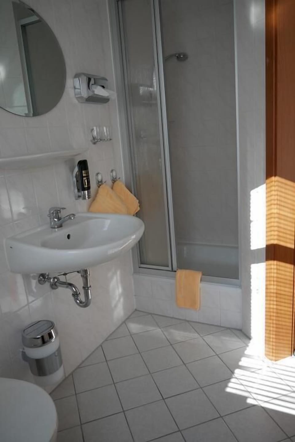 Double Room | Bathroom | Shower, free toiletries, towels