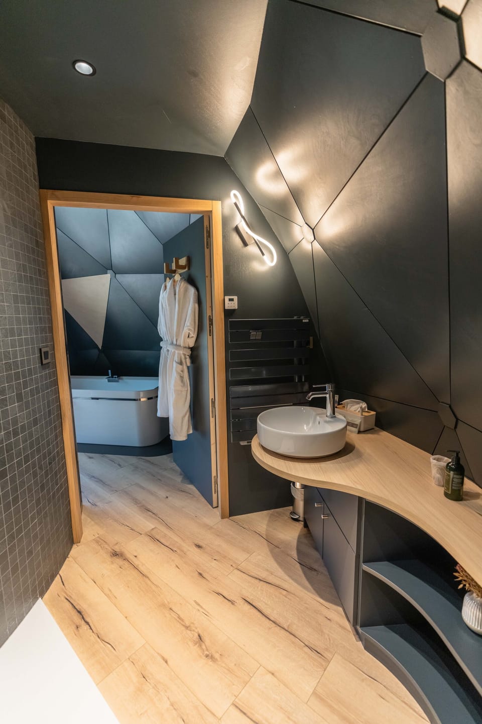 Shower, rainfall showerhead, free toiletries, hair dryer