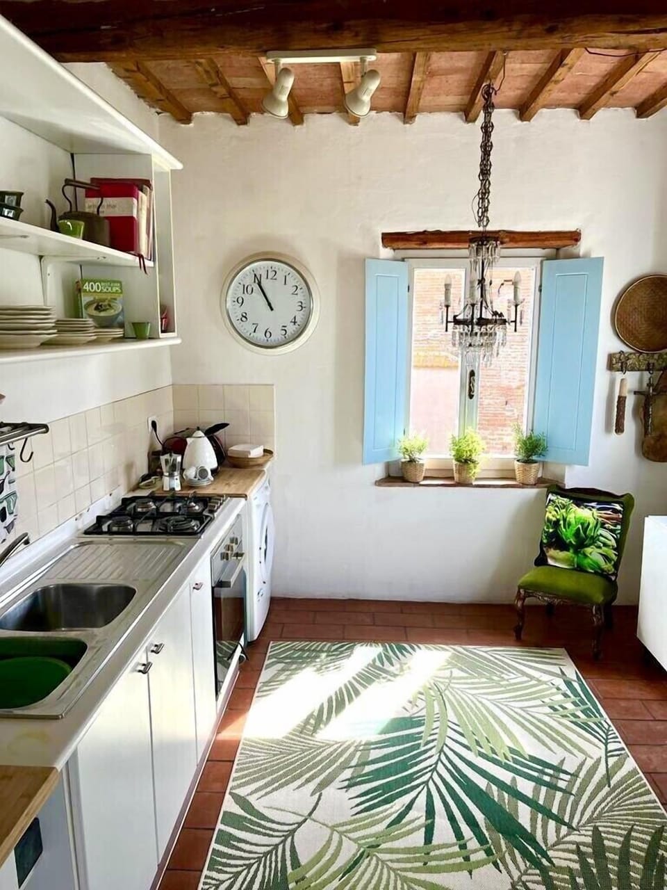 Top floor kitchen with everything you need for cooking