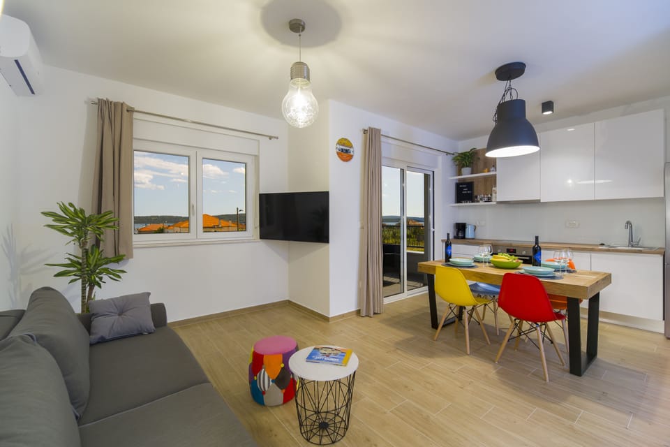 Executive Apartment, Balcony | Living room | 125-cm Smart TV with satellite channels, TV, Netflix