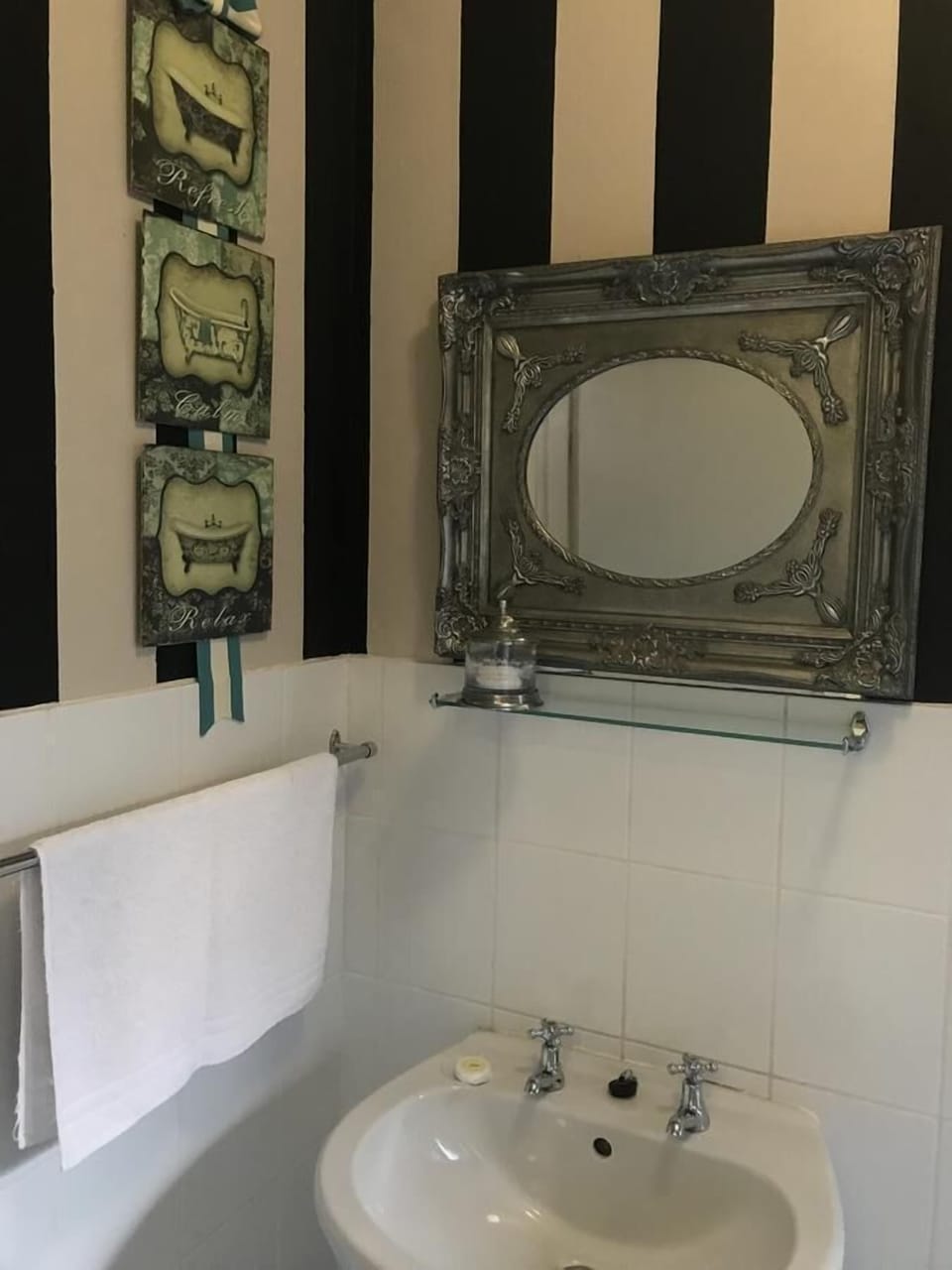Bathroom sink