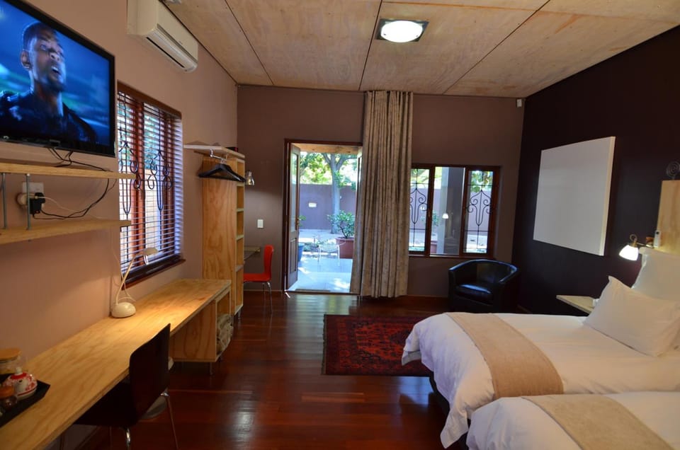 Premium bedding, in-room safe, individually decorated