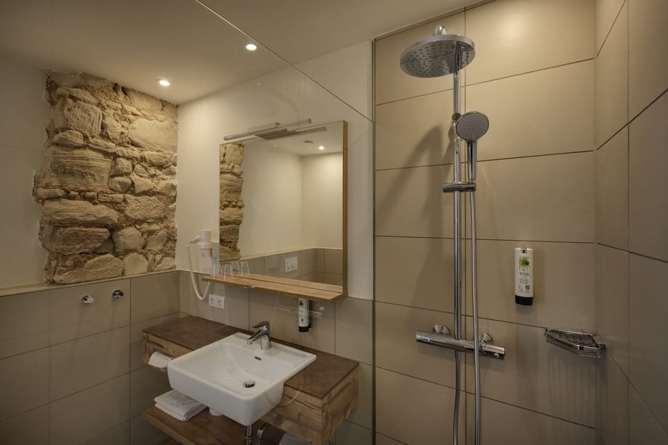 Comfort Apartment, 1 King Bed | Bathroom | Rainfall showerhead, hair dryer, towels, soap