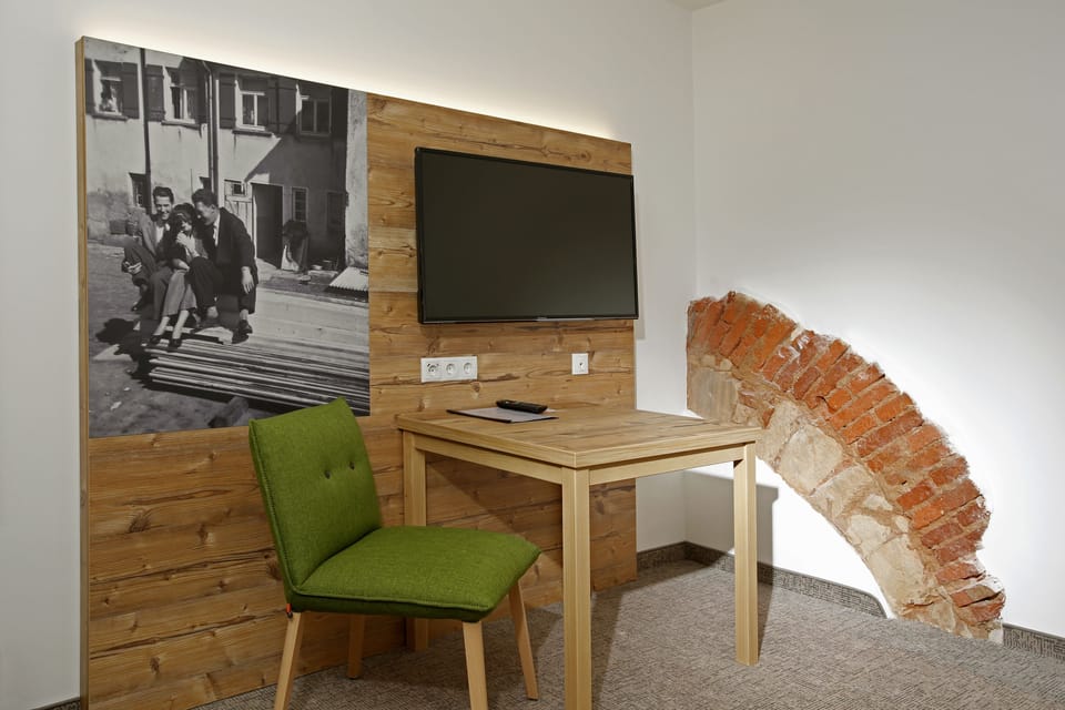 Comfort Apartment, 1 King Bed | Television