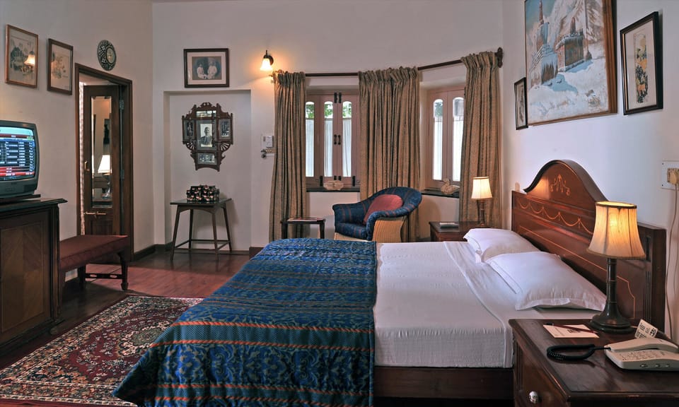 Cottage | In-room safe, desk, blackout drapes, iron/ironing board