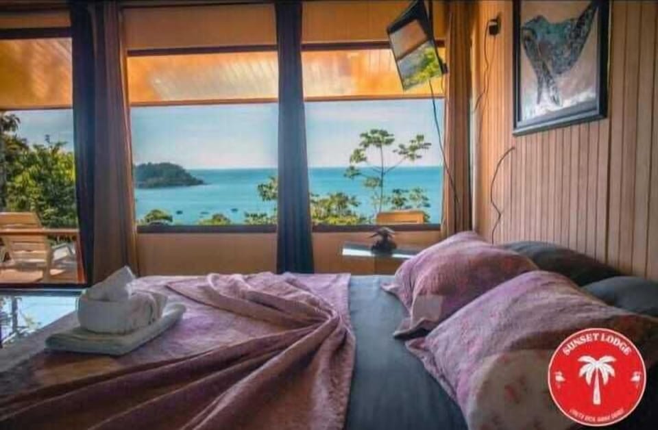 Comfort Studio, 1 King Bed, Ocean View | Hypo-allergenic bedding available, WiFi (free), bed sheets