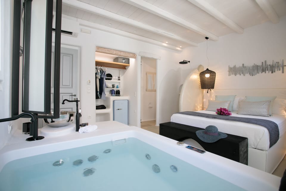 Deluxe Suite, Hot Tub | Egyptian cotton sheets, premium bedding, Select Comfort beds