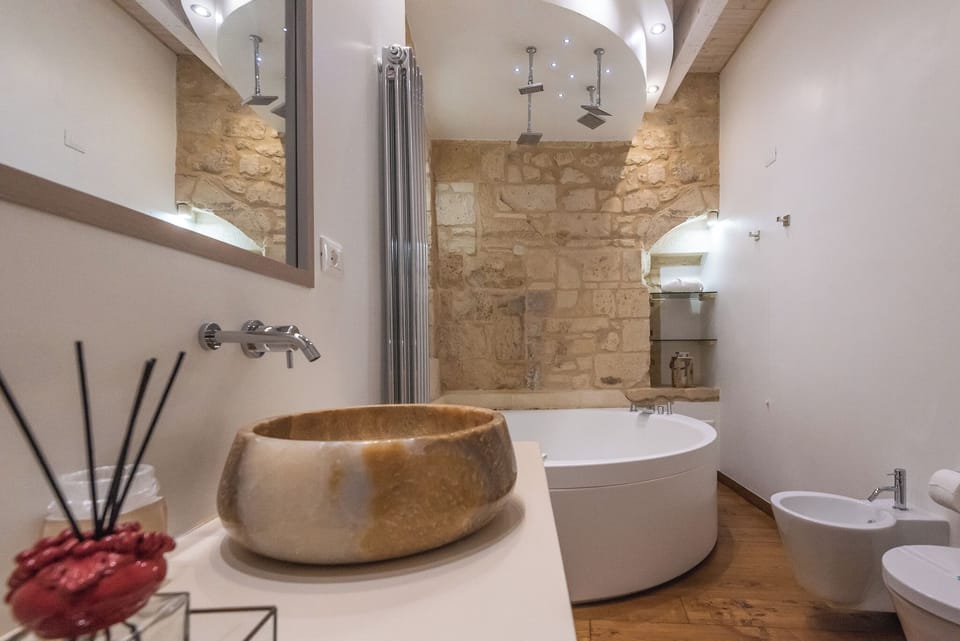Junior Studio Suite | Bathroom | Free toiletries, hair dryer, slippers, bidet