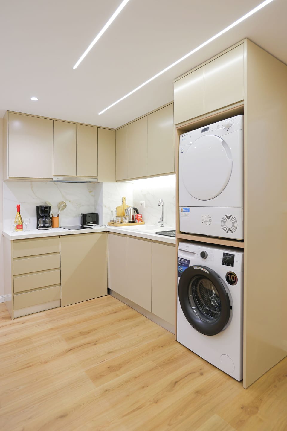 Luxury Duplex, 1 Bedroom, Beachside | Private kitchenette | Fridge, stovetop, freezer, paper towels