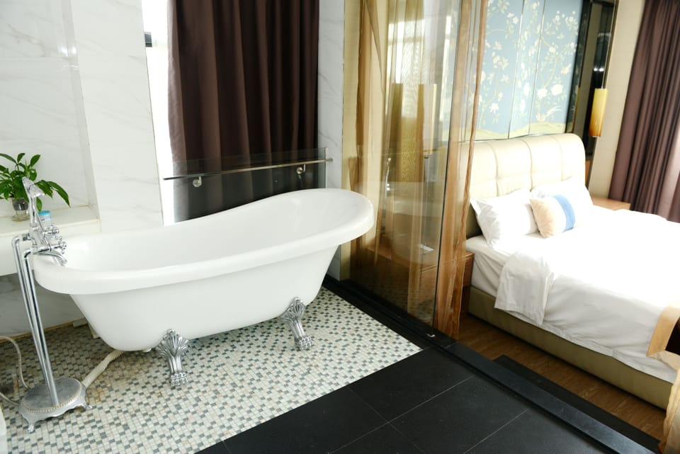 Executive Double Room | Bathroom | Free toiletries, slippers, towels, soap