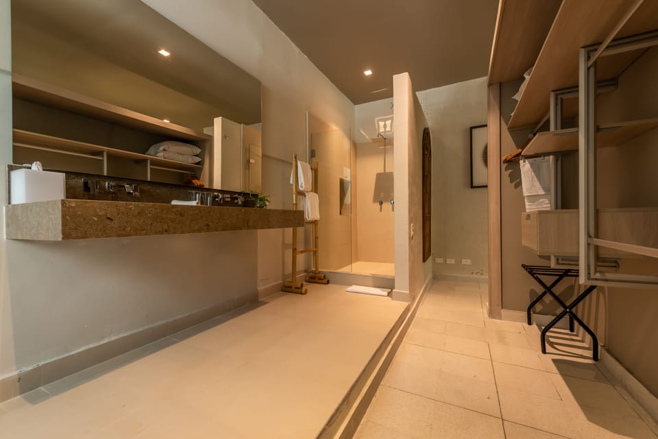 Grand Suite | Bathroom | Shower, rainfall showerhead, towels, soap