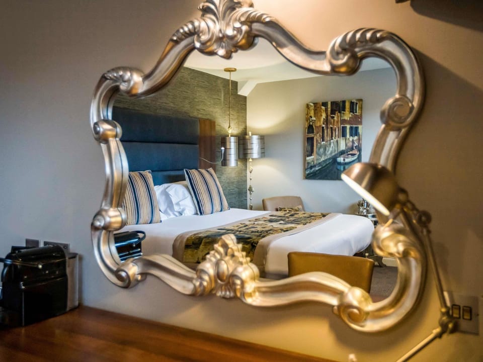 Privilege, Room, 1 King Bed | Premium bedding, down comforters, pillowtop beds, in-room safe