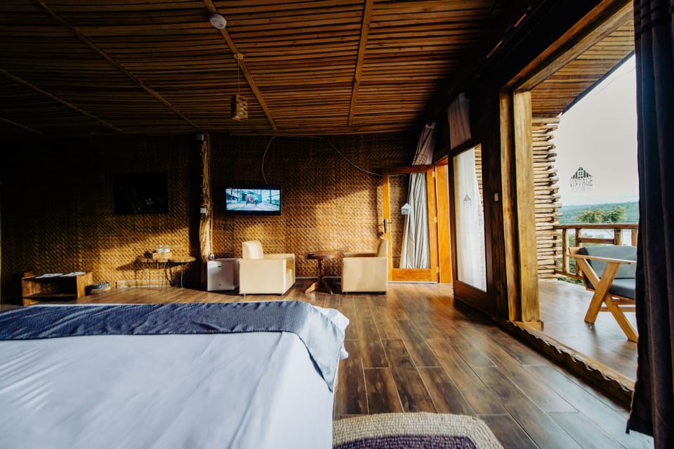 Luxury Room | Desk, laptop workspace, soundproofing, iron/ironing board (on request)