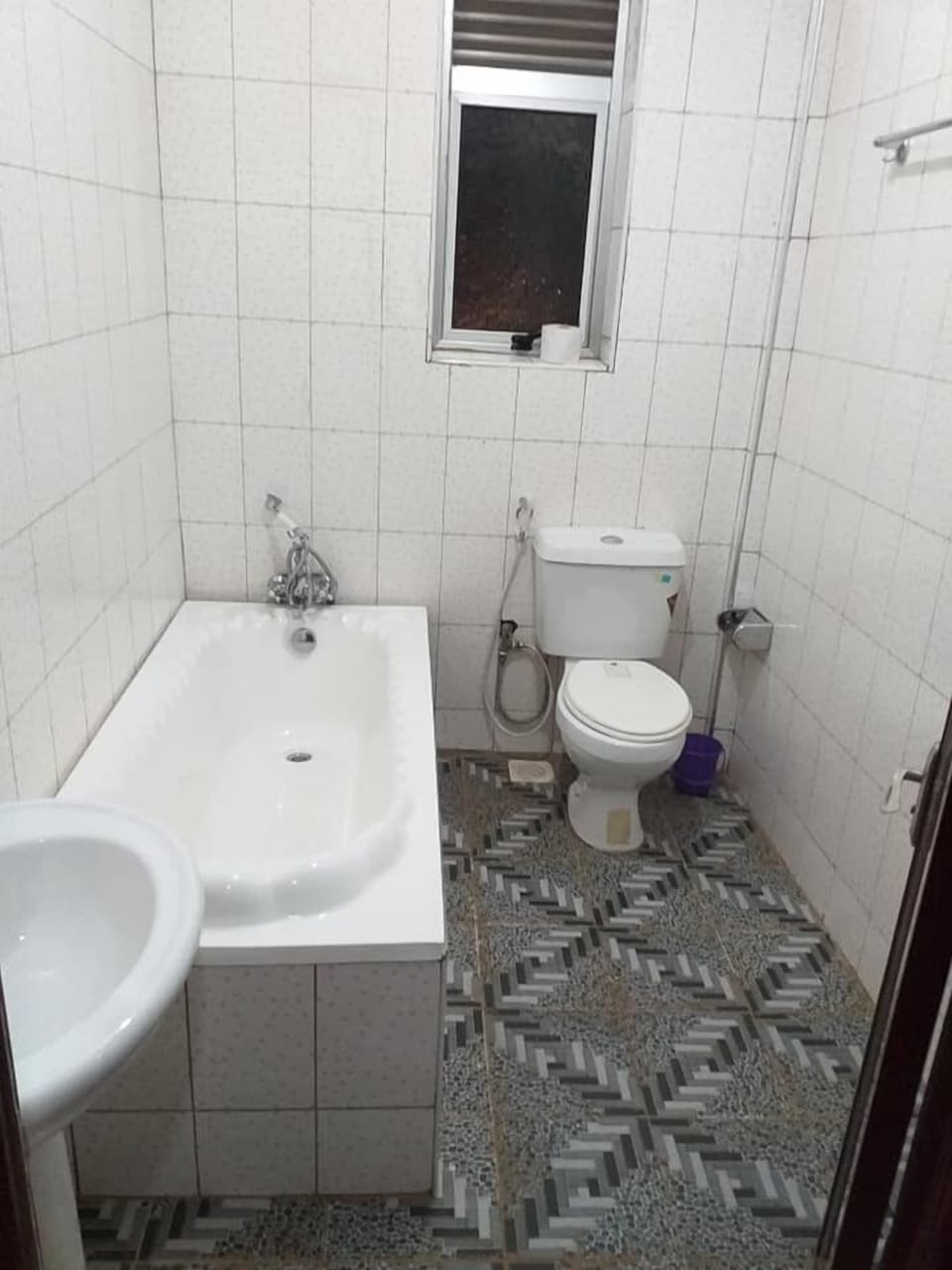 Shower, rainfall showerhead, free toiletries, bathrobes