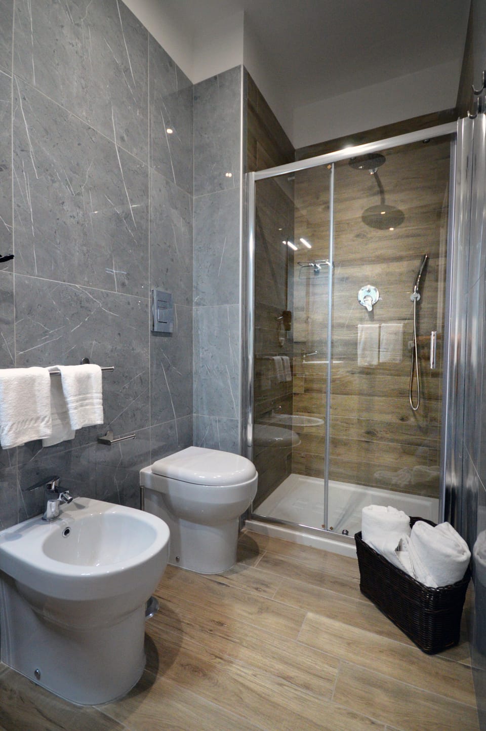 Deluxe Double Room, Ensuite | Bathroom | Shower, rainfall showerhead, free toiletries, hair dryer