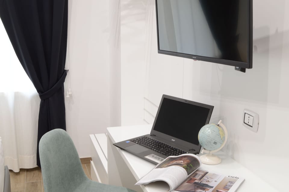 Deluxe Double Room, Ensuite | Down comforters, pillowtop beds, minibar, in-room safe