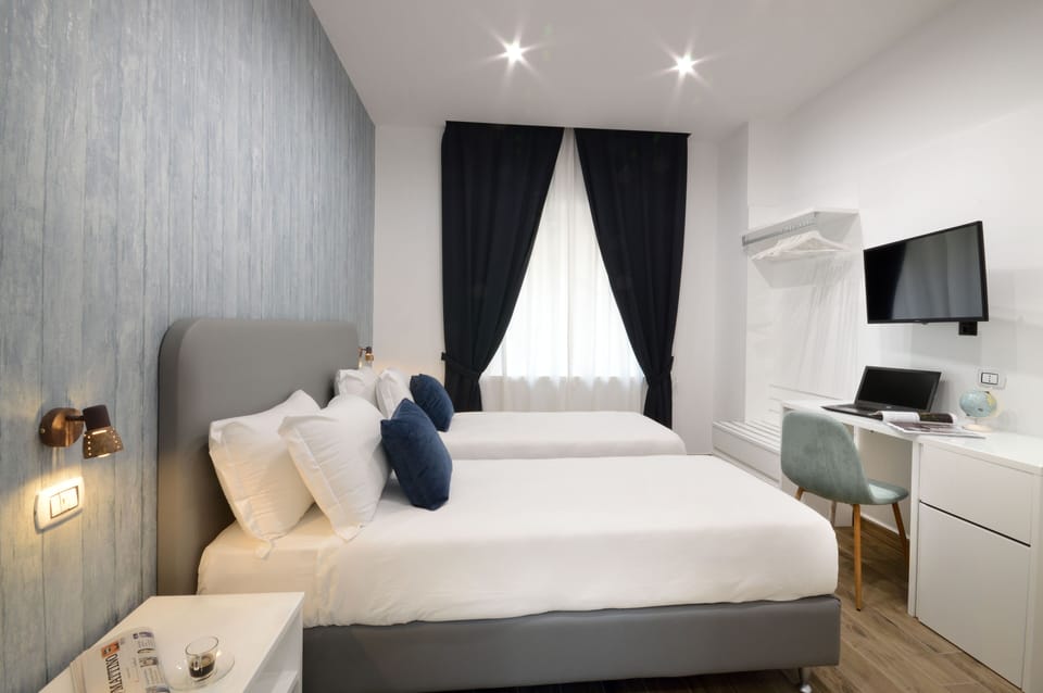 Deluxe Double Room, Ensuite | Down comforters, pillowtop beds, minibar, in-room safe