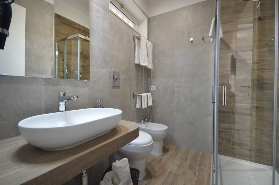 Deluxe Double Room, Ensuite | Bathroom | Shower, rainfall showerhead, free toiletries, hair dryer